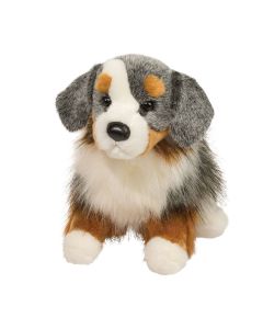 Australian Shepherd Kuscheltier Hund Sinclair von Douglas Cuddle Toys, liegend, mit dreifarbigem Plüschfell in Grau, Braun und Weiß.
