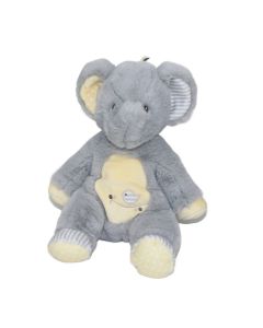Sitzender Baby Plüschtier Elefant in Grau mit gelben und grau-weiß gestreiften Details.
