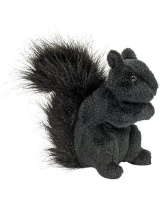 Kuscheltier Eichhörnchen in Schwarz in aufrecht sitzender Haltung mit großem buschigem Schwanz.