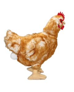 Stehendes Kuscheltier Huhn in hellem Braun mit rotem Kamm, Kehllappen und roter Augenpartie und Ei am Faden, dass im Hinterteil herausguckt.