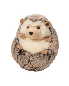 Kuscheltier Igel in eingerollter Körperhaltung mit braunem Plüschfell und hellem Gesicht und weißer Brust.