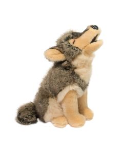 Kuscheltier Wolf Raina mit braun-grauem Fell und cremefarbenen Details, sitzende, heulende Körperhaltung.