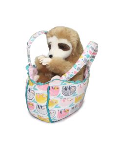 Braunes kleines Plüschtier Faulier in einer Stofftasche mit bunten Faultier-Motiven.