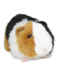 Uni-Toys Plüschtier Meerschweinchen mit dreifarbigem Fell in Weiß, Braun und Schwarz.